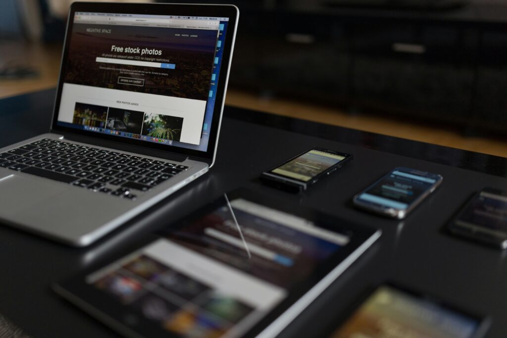 création de site visible sur différents appareils (ordinateur, tablette, téléphone).